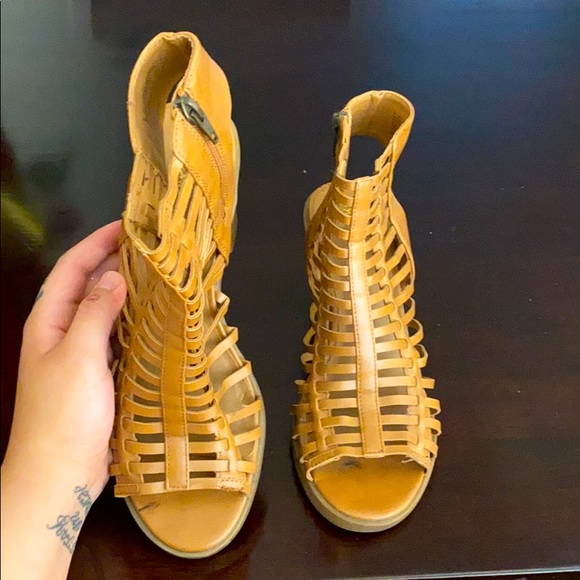 Shoes - Picture 3 of 4